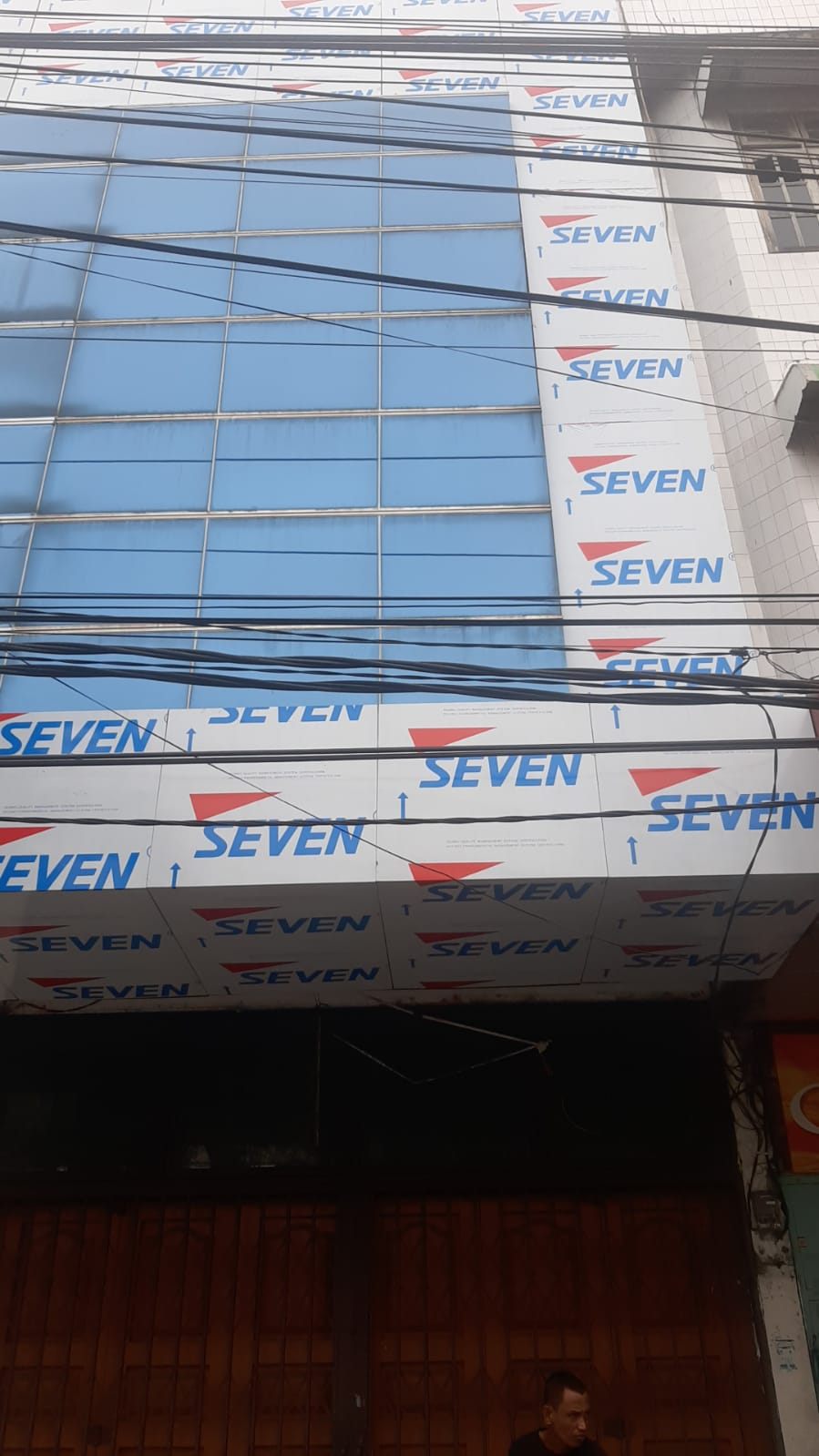 Panel ACP pada bagian bawah kanopi bangunan