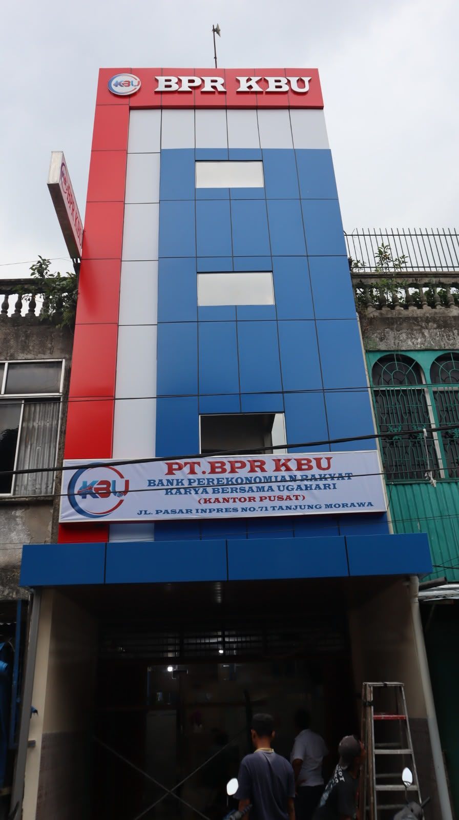 Fasad bangunan dengan kombinasi warna ACP biru merah dan putih