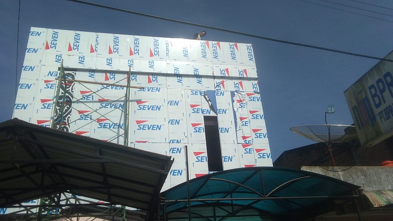 Panel ACP pada tahap pemasangan fasad bertingkat