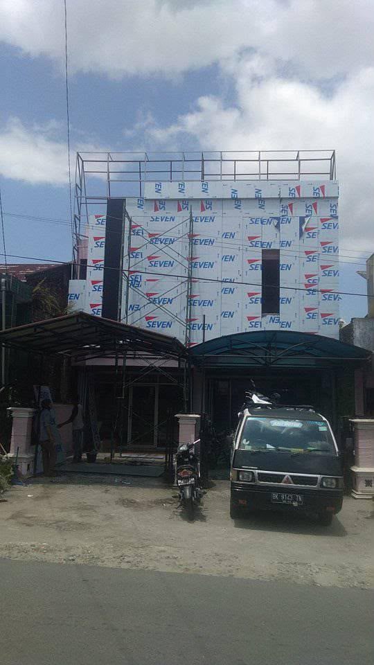 Bangunan bertingkat dengan rangka ACP dan perancah