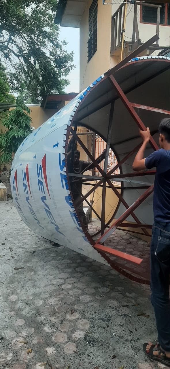 Rangka kanopi yang sedang dipasang sebelum ditutup ACP