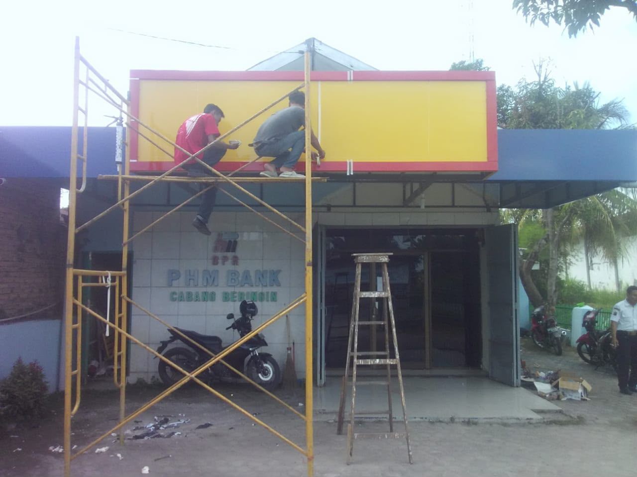 Pekerjaan papan nama ACP pada bangunan usaha