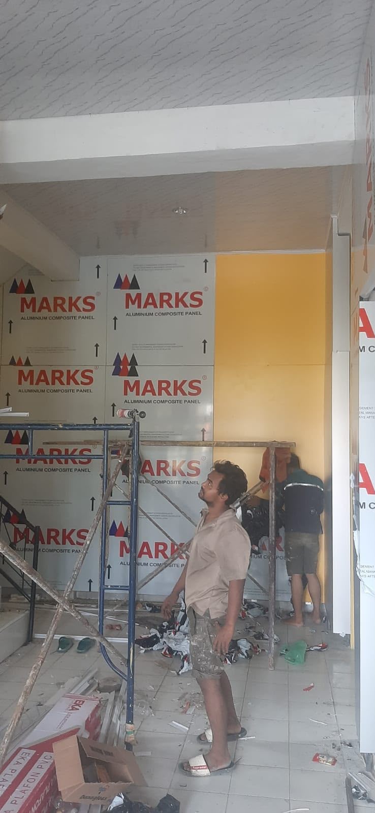 Tim bekerja pada bidang interior dengan panel ACP