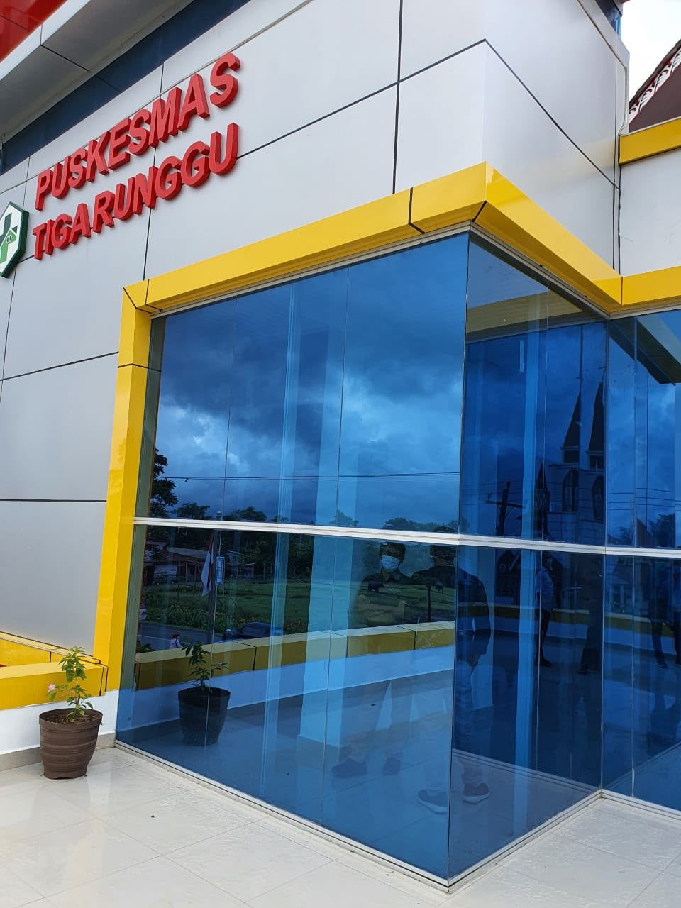 Fasad ACP putih dan kuning setelah pemasangan